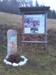 Tabellone informativo e cippo commemorativo sul monte Artent