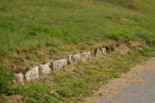 Tracce di porzione di sostegno della strada del monte Artent, posa delle pietre di contenimento a cura del genio militare Austriaco