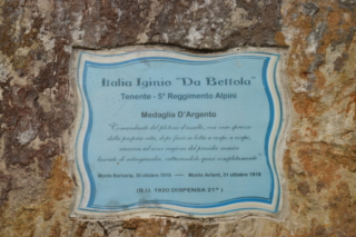 Targhetta posta sul cippo dedicato a Italia Iginio sul monte Artent