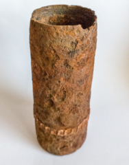 Bozzolo di shrapnel Austriaco rinvenuto sul monte Artent Il proiettile è cavo e riempito di sfere di piombo o, in economia di guerra, di acciaio, e munito di una carica di scoppio collegata ad una spoletta a tempo. La spoletta viene regolata in modo tale da garantirne l'esplosione prima che il proiettile impatti col suolo o col bersaglio. Con l'introduzione di specifiche spolette, lo shrapnel fu impiegato in funzione antiuomo e antiaereo